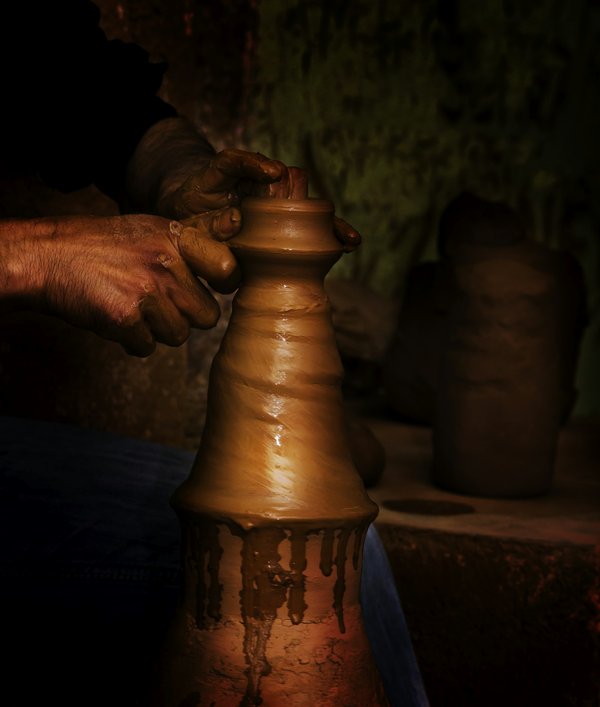 Où découvrir les techniques de la poterie traditionnelle en Tunisie : ateliers et artisans recommandés ?